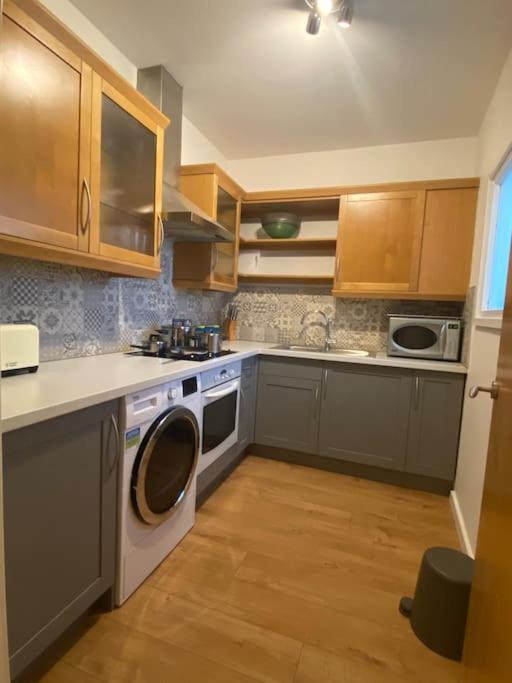 Stunning One B/R Apartment - City Centre Лидс Экстерьер фото